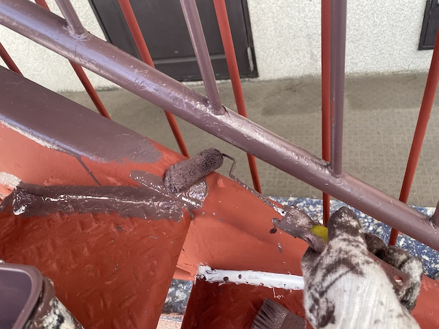 川口　鉄骨階段塗装工事　上塗り作業